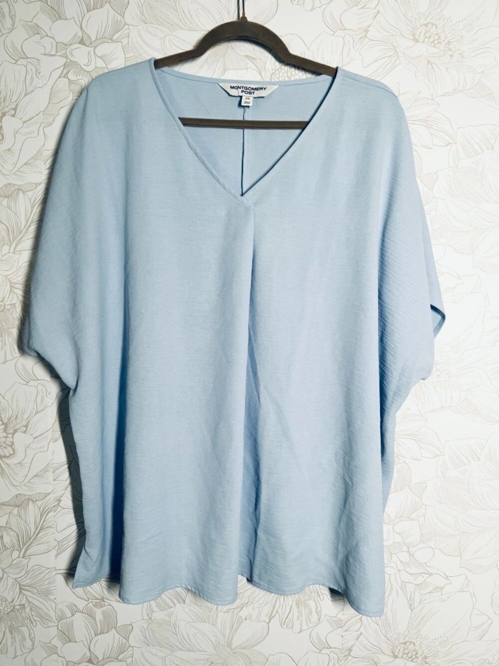 Montgomery Post Womens Light Blue V-Neck Top Size 2X Relaxed Fit